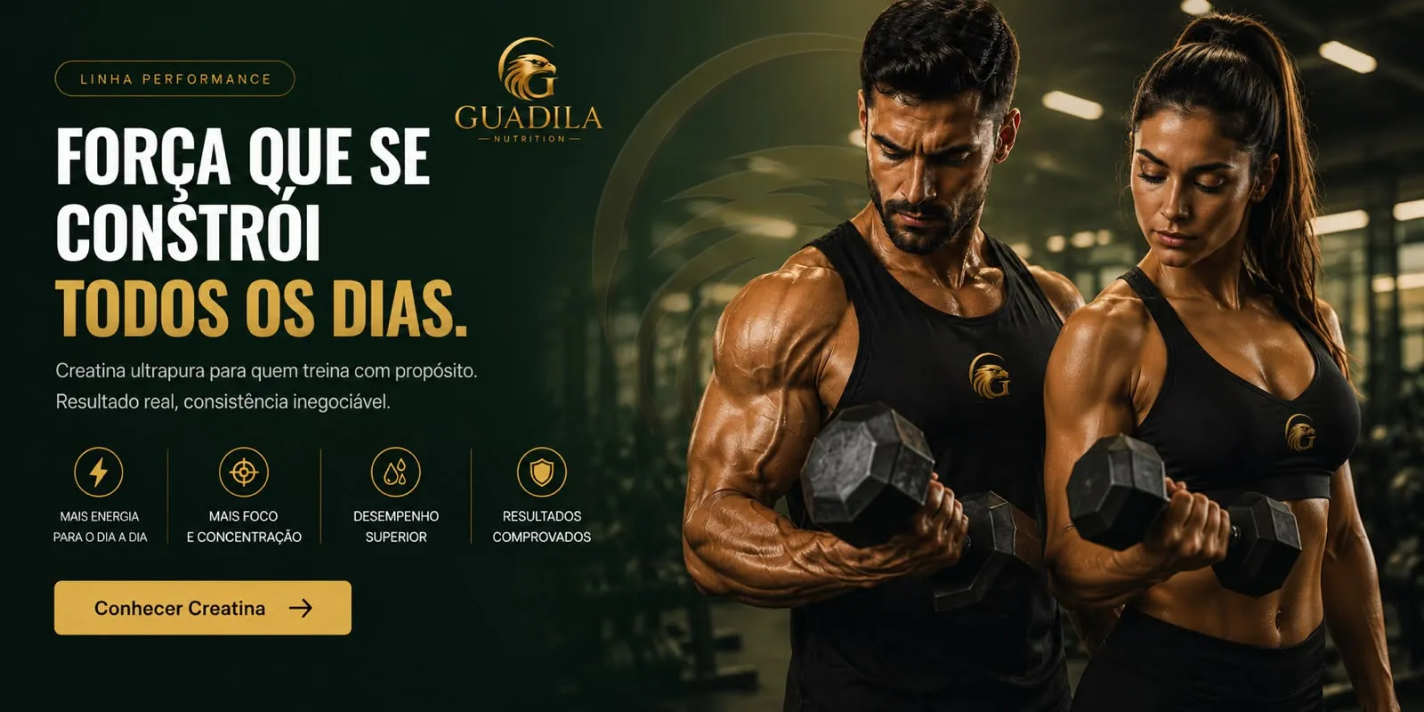 Atleta com regata preta Guadila realizando rosca direta com halter pesado